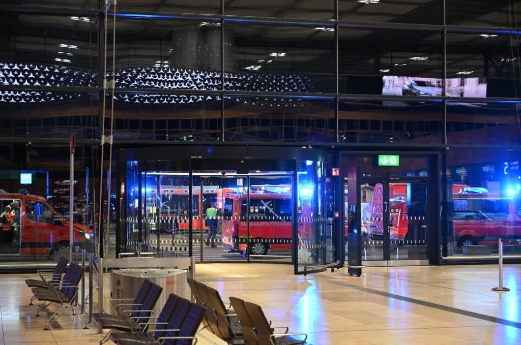 Zborurile din Berlin suspendate temporar din cauza unei drone observate pe pistă