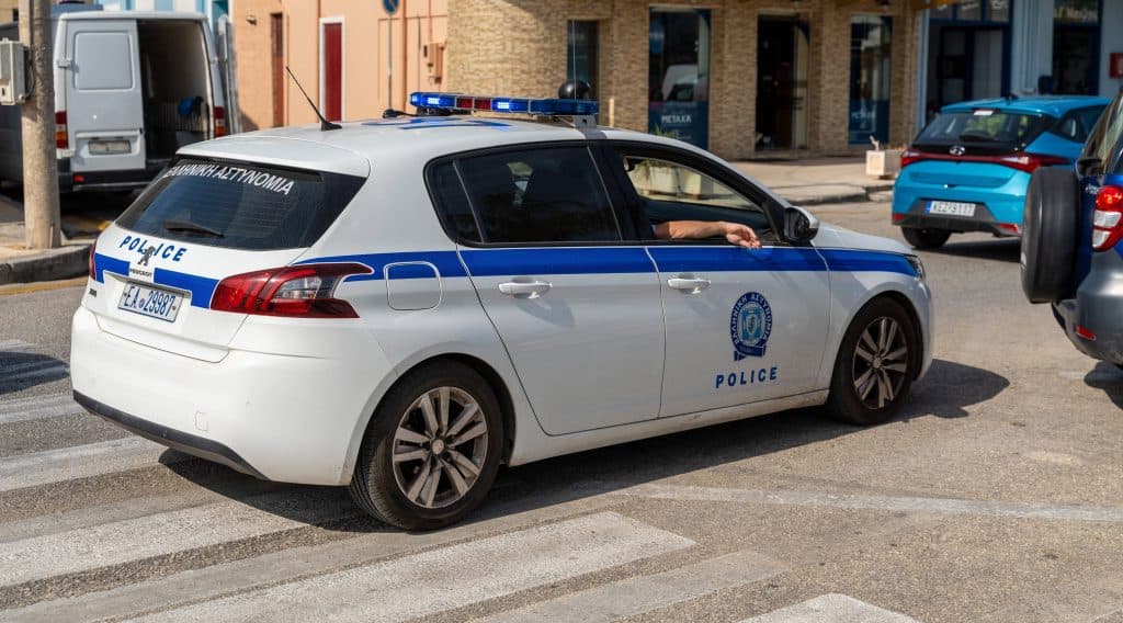 Patru polițiști trimiși în judecată pentru neglijență în cazul uciderii unei tinere în fața unei secții din Atena