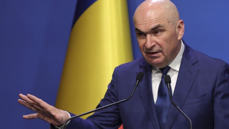 Bolojan: Patriotismul autentic nu este o paradă în fața drapelului