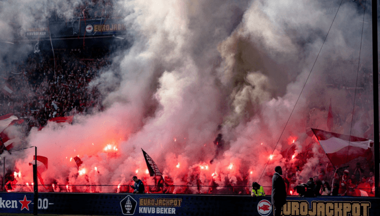 Meciurile de fotbal din Olanda, suspendate dacă se folosesc pyrotehnice