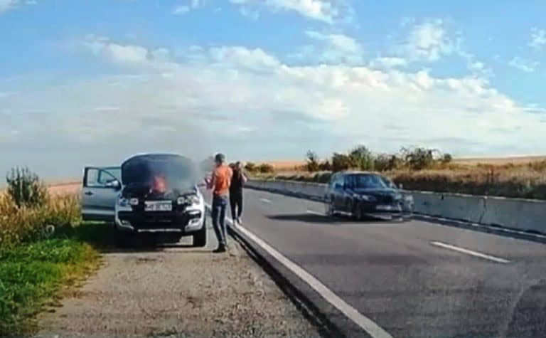 Șoferul unei mașini în flăcări pe DN1, ajutat de un alt conducător auto