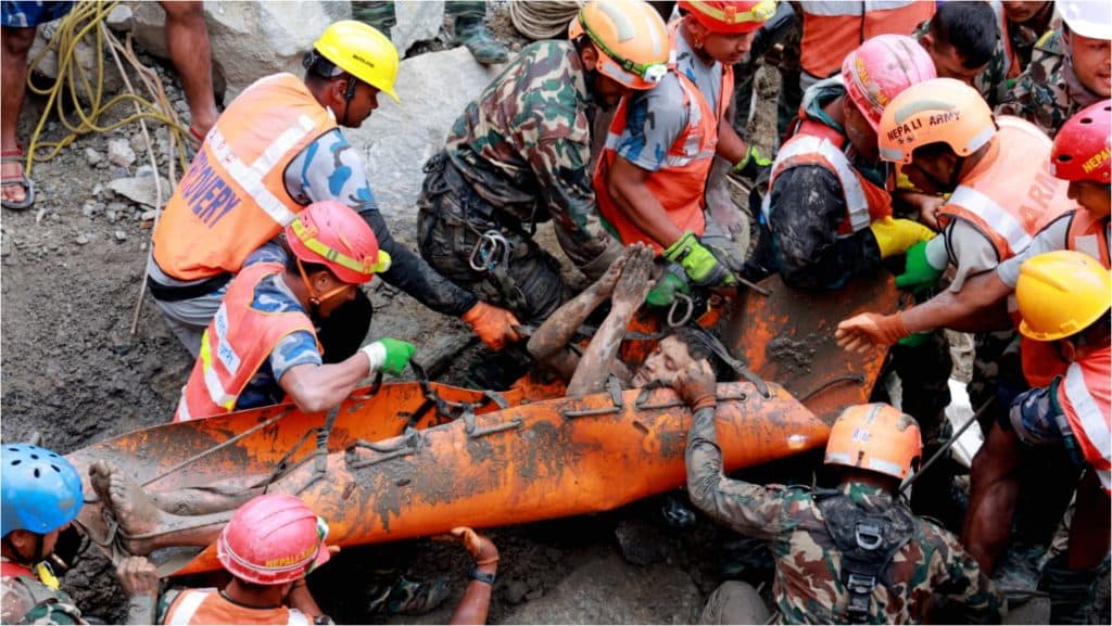 Salvare miraculoasă în Nepal: Doi muncitori rescatați după nouă zile în tunelul hidroelectric