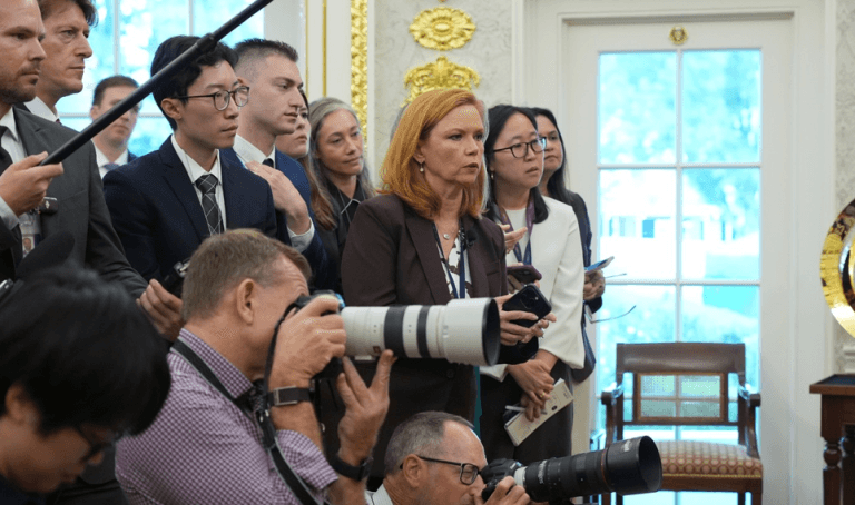 Casa Albă a interzis accesul jurnaliștilor de la CNN, MSNOW și Politico
