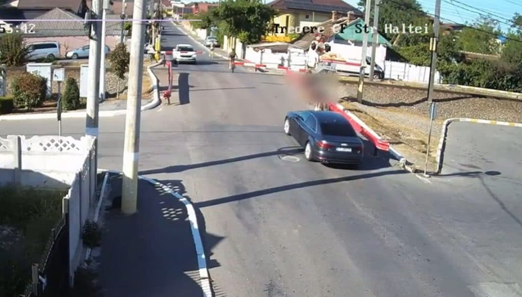 Doi copii din Constanța traversează calea ferată în ciuda barierelor