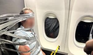 Pasager recalcitrant imobilizat cu bandă adezivă într-un avion American Airlines