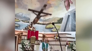 Preot din Ecuador decedat în timpul liturghiei, după ce o cruce s-a prăbușit asupra sa