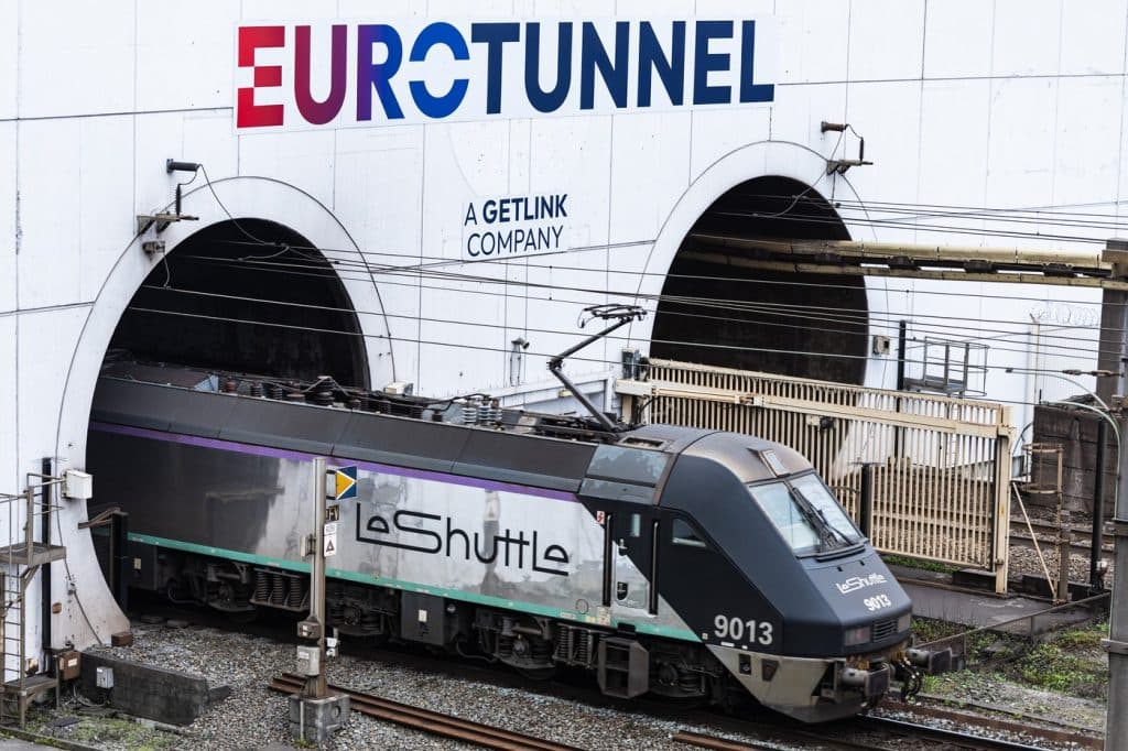 Accident grav la Eurotunel: 19 persoane rănite după ce un tren de marfă a lovit un microbuz
