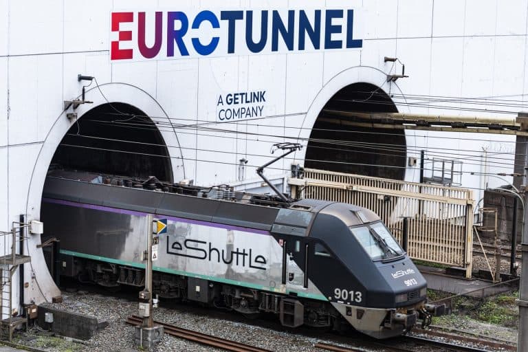 Accident grav la Eurotunel: 19 persoane rănite după ce un tren de marfă a lovit un microbuz