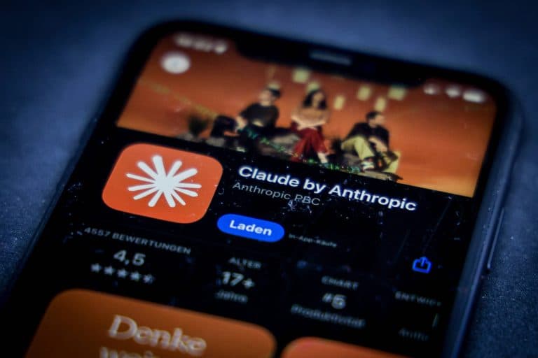 Anthropic interzice abuzurile asupra chatbotului Claude și revizuiește comunicarea cu AI