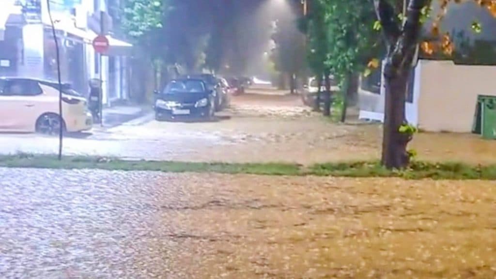Furtuni devastatoare pe Rhodos: Un tânăr a murit după ce mașina i-a fost luată de ape