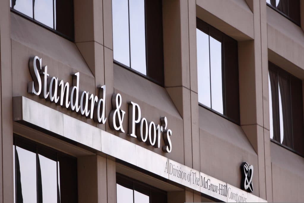 România menține ratingul BBB- cu perspectivă negativă de la S&P