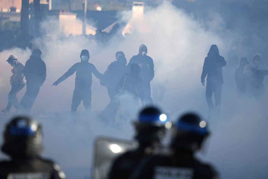 Extinderea protestelor elevilor în Franța: ciocniri cu forțele de ordine și cereri de despăgubiri
