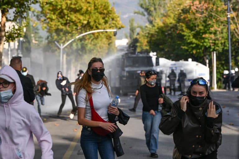 Proteste la Tirana: Confruntări între manifestanți și poliție