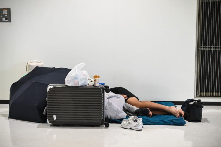 O femeie explică de ce a ales să doarmă la aeroport după un zbor de 20 de dolari