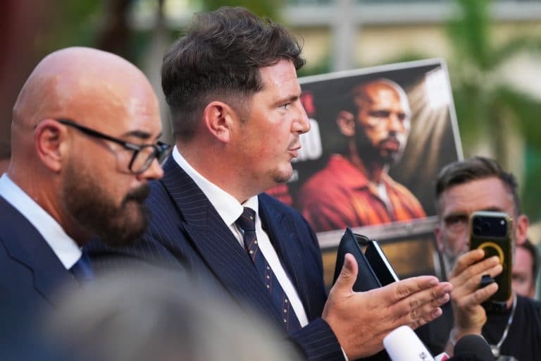 Andrew Tate ar fi bolnav în închisoare, susține avocatul său