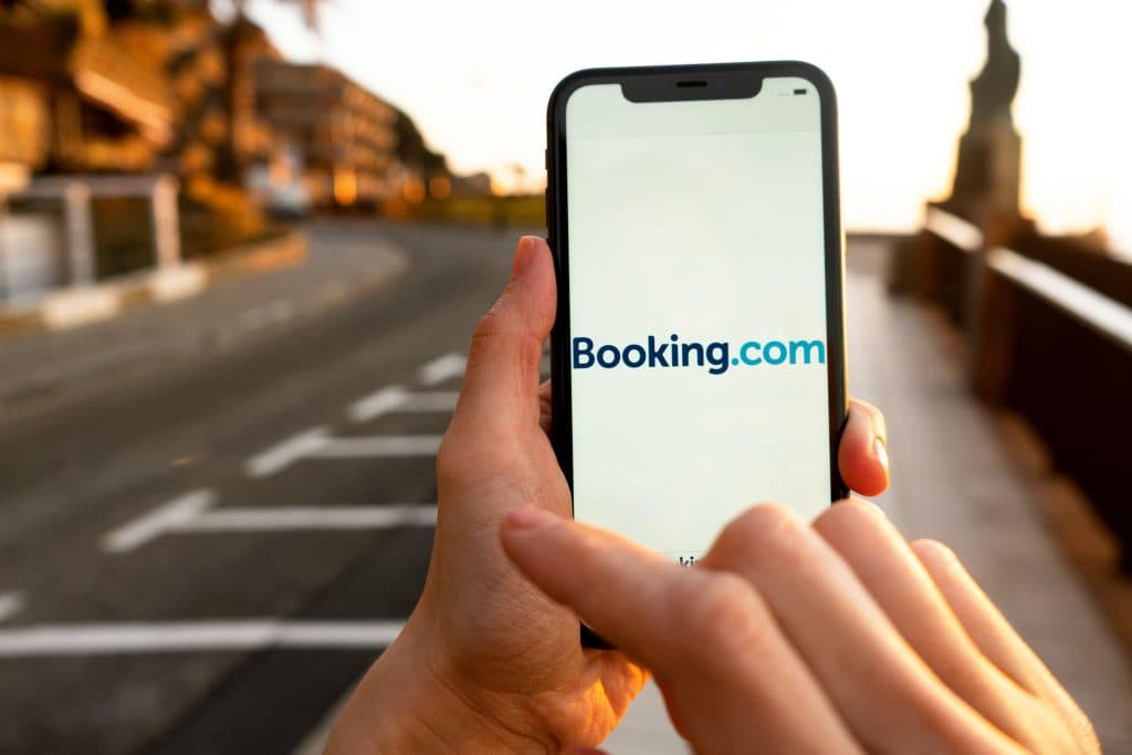 Comisia Europeană investighează Booking.com pentru oferte false de cazare