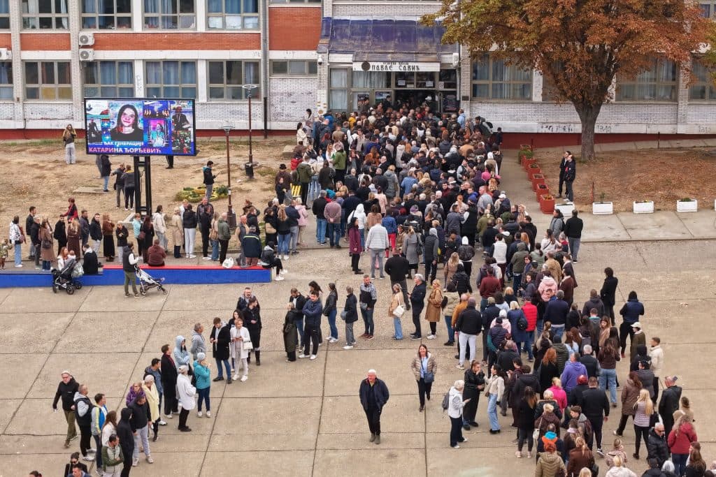 Prezență masivă la alegerile anticipate din Serbia