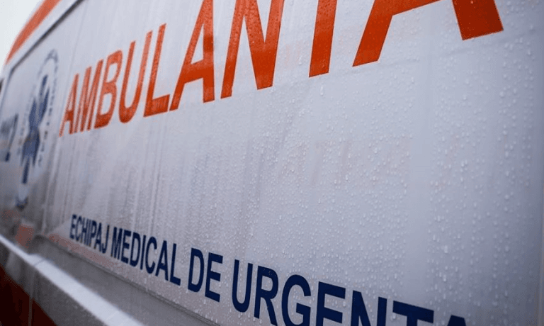 Un copil de 3 ani a rănit un bebeluș de 1 an cu un cuțit în Dâmbovița