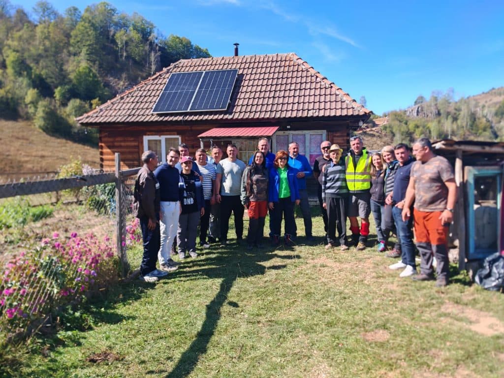 11.000 de români așteaptă conectarea la energie electrică