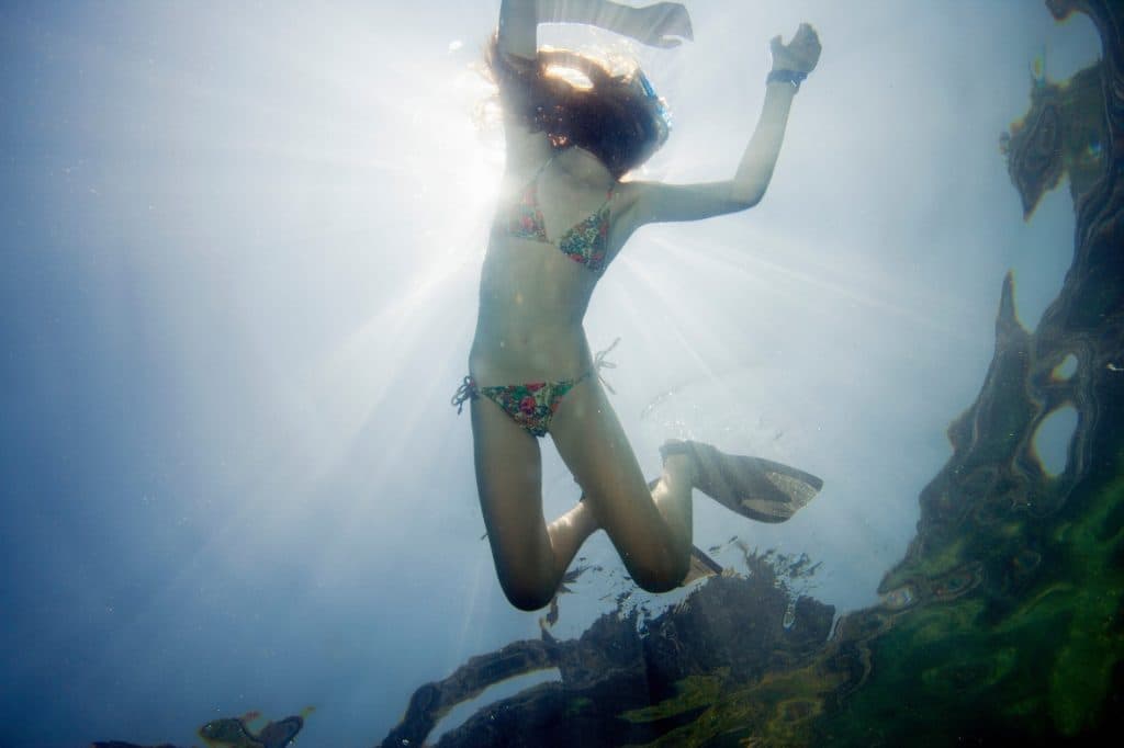 O turistă britanică a murit în Bahamas încercând să-și salveze fiii de la înec