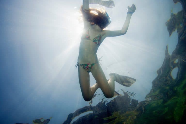 O turistă britanică a murit în Bahamas încercând să-și salveze fiii de la înec