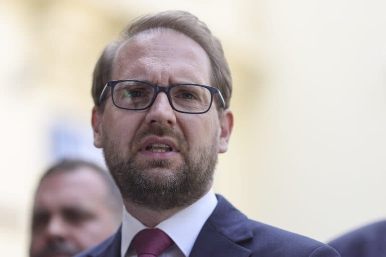 Fritz îi cere lui Grindeanu clarificări după demisia ambasadoarei SUA din Grecia