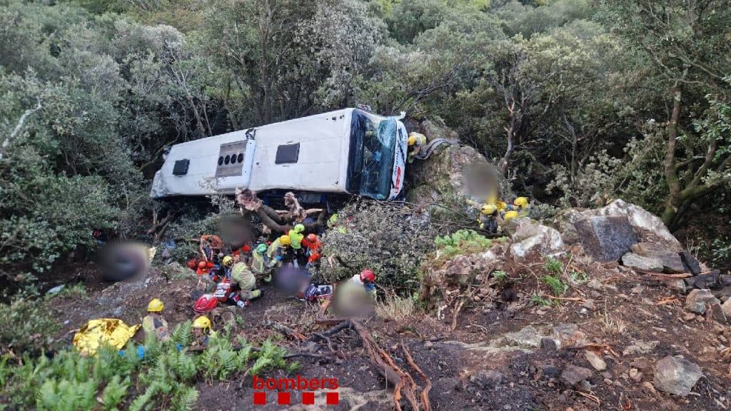 Accident grav în apropierea Barcelonei: Autobuz cu peste 100 de pasageri căzut într-o prăpastie