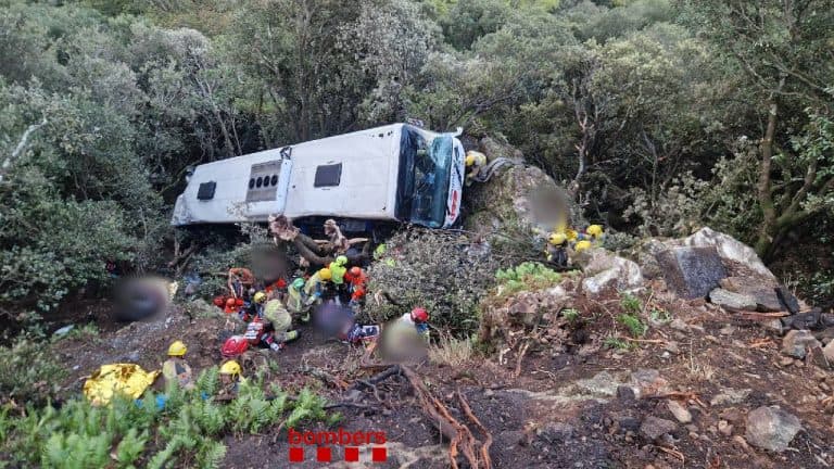 Accident grav în apropierea Barcelonei: Autobuz cu peste 100 de pasageri căzut într-o prăpastie