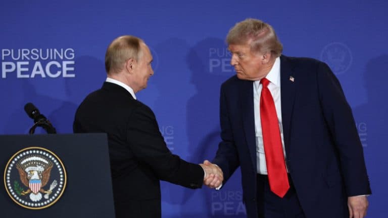 Fost ambasador american critică decizia lui Trump privind motorina rusească