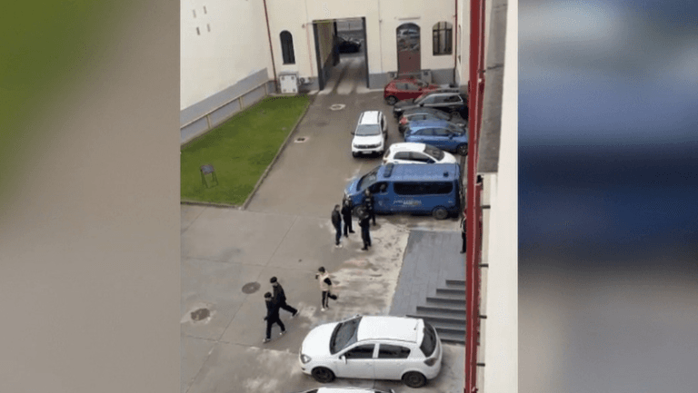 Atac cu maceta la liceul din Pitești: Un elev povestește despre incident