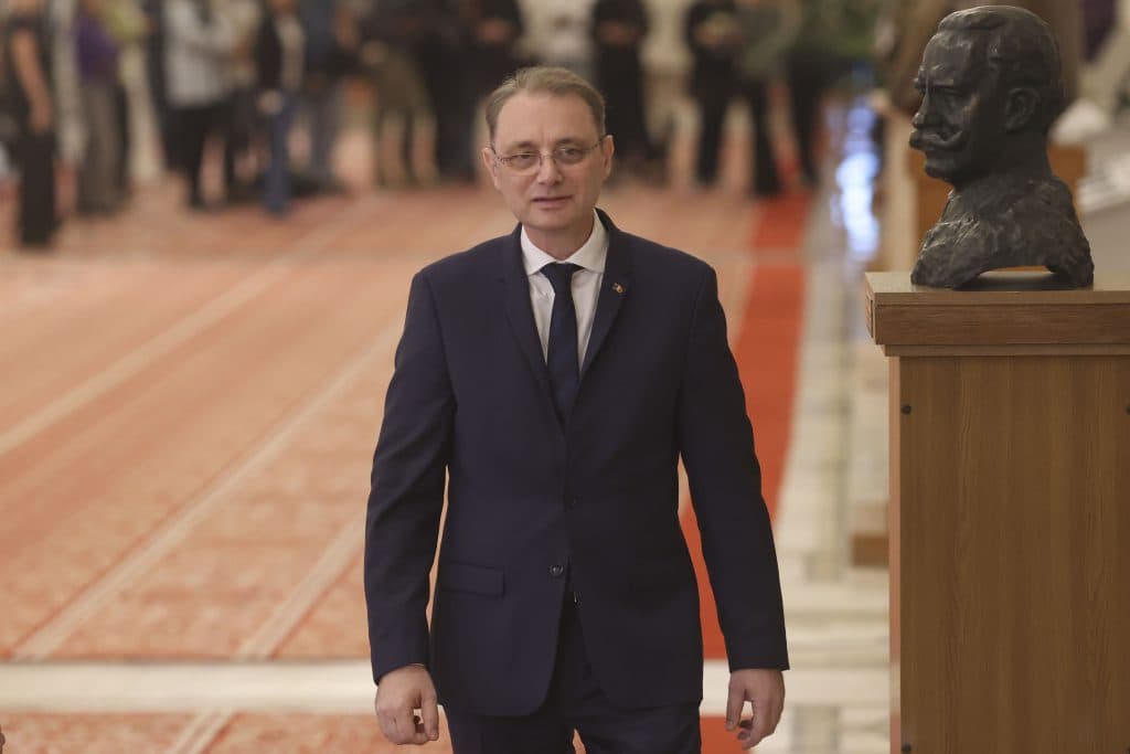 Guvernul Niculescu învestit în România, marcând sfârșitul unei crize politice de cinci luni